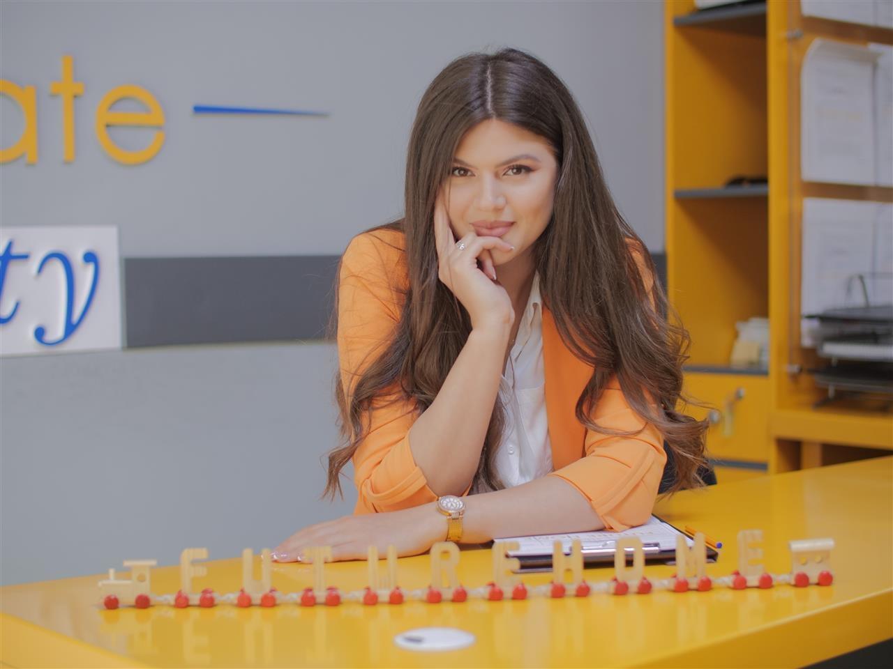 Ofroj Vend Pune, Asistente Zyre