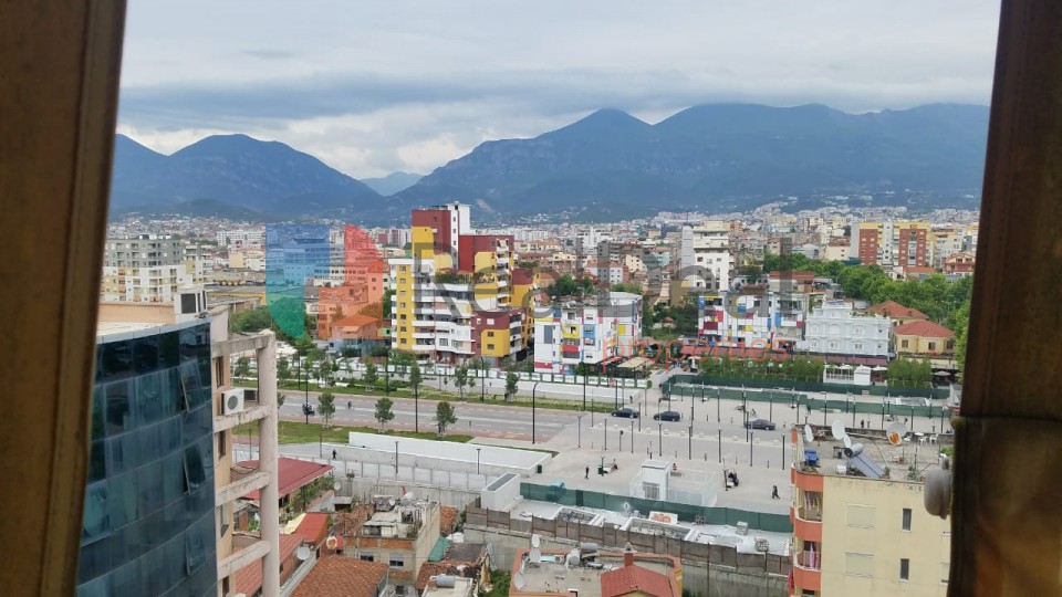 Te Stacioni I trenit Shitet Apartament 2+1+2 Me Shume Drite. - 107m2