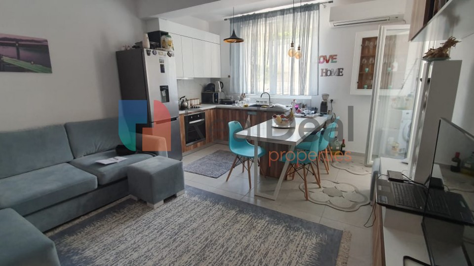 Ne Rrugen Myslym Keta, Shitet Apartament I Pershtatur Ne 2+1, Teresisht I Mobiluar !! - 71m2