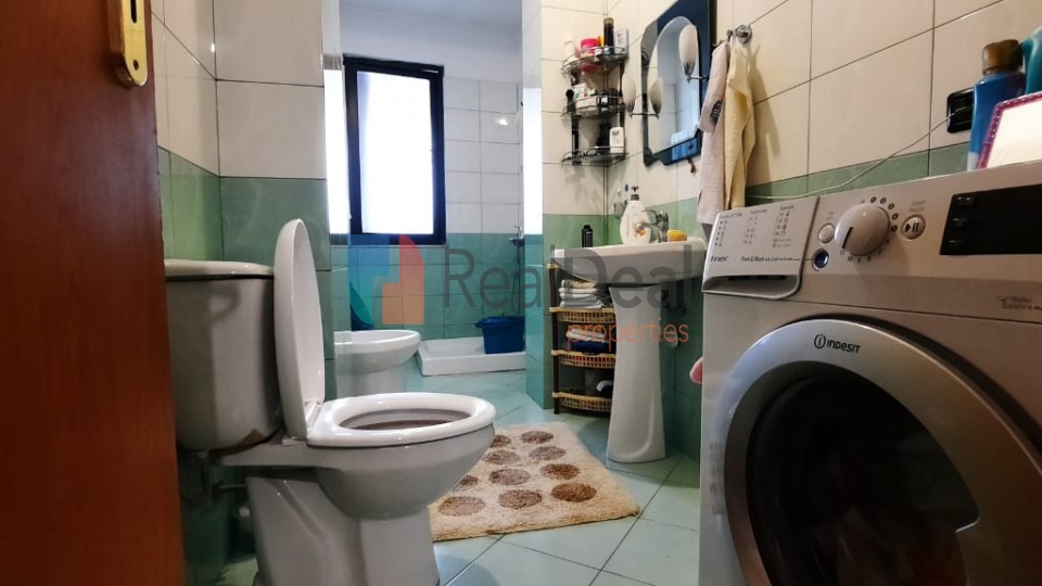 Tek Pallatet Cabej, Shitet Apartament 2+1 me Shume Drite! - 95m2
