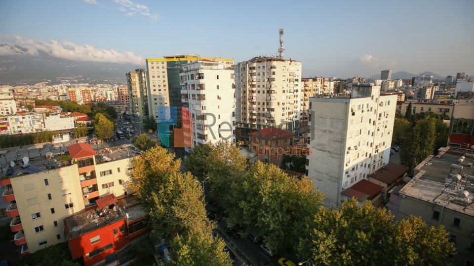 Prane Bulevardit Zogu I Pare, Shitet Super Apartament 2+1+2 Me Shume Drite Dhe Pamje Te Lire Nga Bulevardi!!! - 117m2