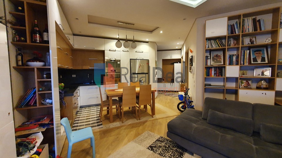 Tek Liqeni Thate Shitet Apartament I Investuar 2+1+2!!! - 100m2