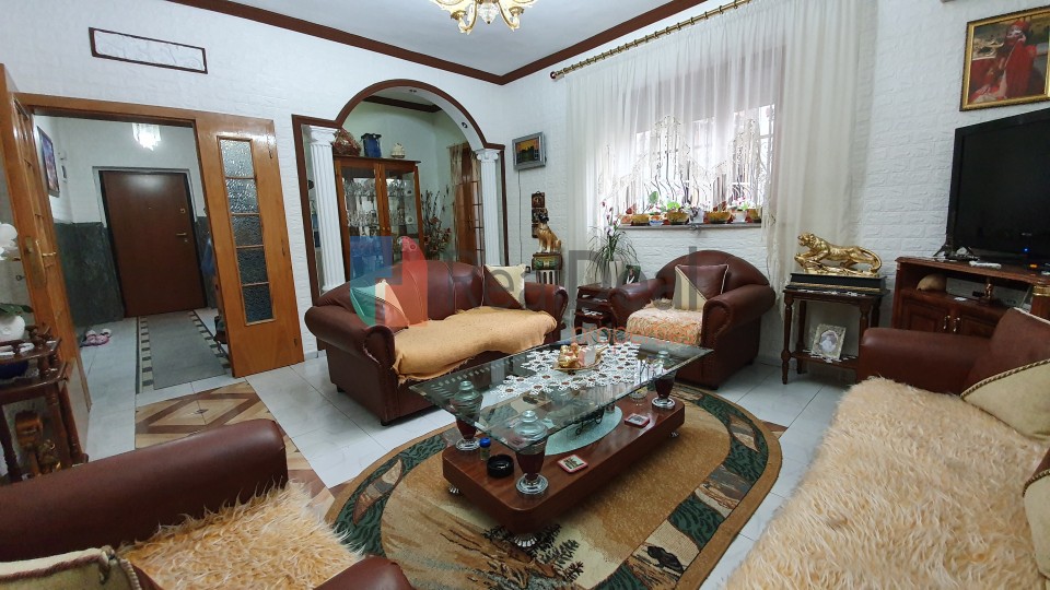 Tek 21 Dhjetori, Shitet Apartament 3+1 Me Shume Drite ! - 137m2