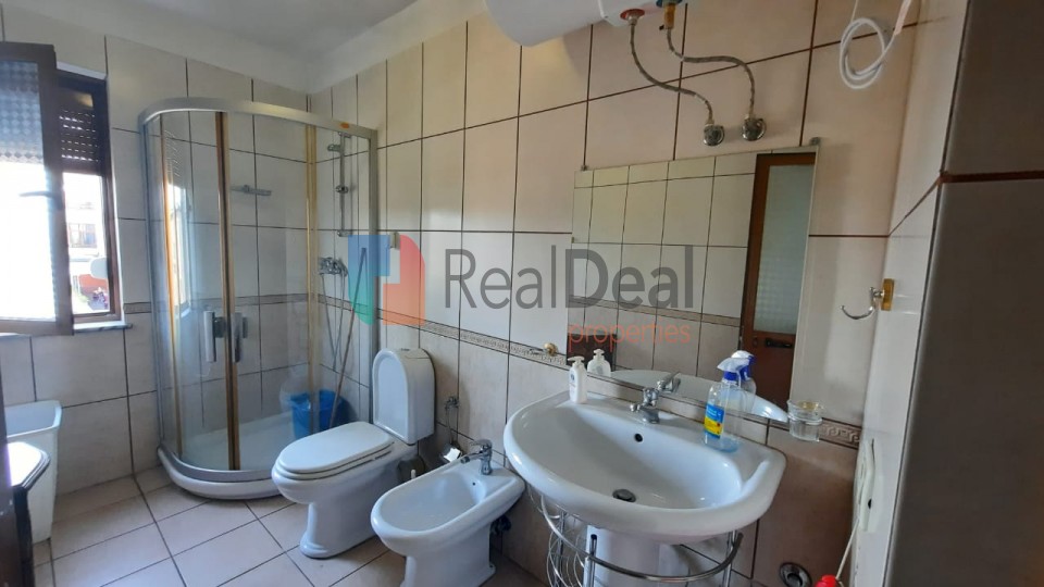 Ne Laprake, Shitet Apartament Me Hapesira Te Bollshme 2+1!! - 87m2