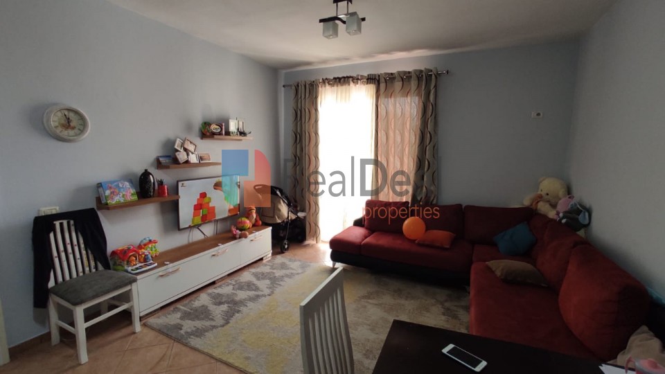 Tek Pallatet Cabej, Shitet Apartament 1+1 Me Planimetri te Rregullt ! - 70m2