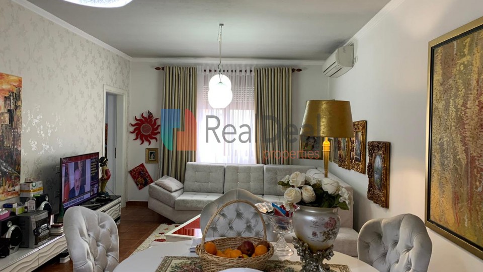 Perballe Spitalit Nene Tereza, Shitet Apartament 2+1 Me Shume Drite - 73m2