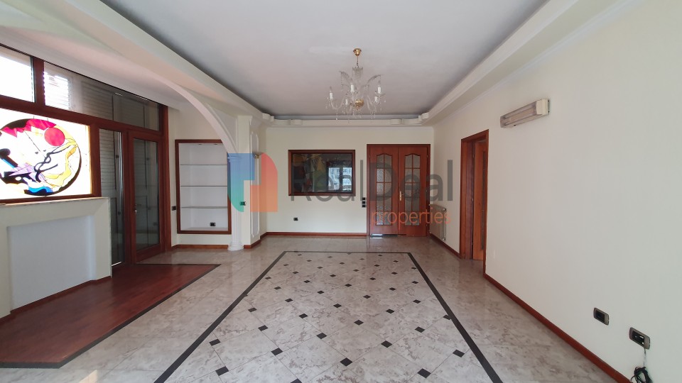 Komuna E Parisit, Shitet Penthouse Fantastik - 280m2