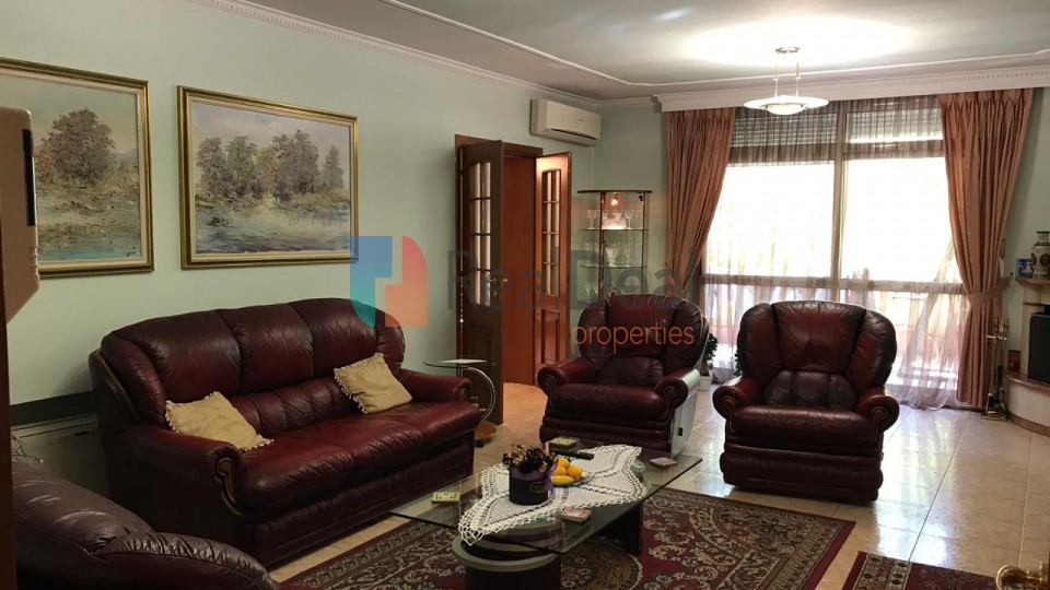 Tek Ish-Ekspozita, Shitet Super Apartament 3+1 me Verande - 154m2