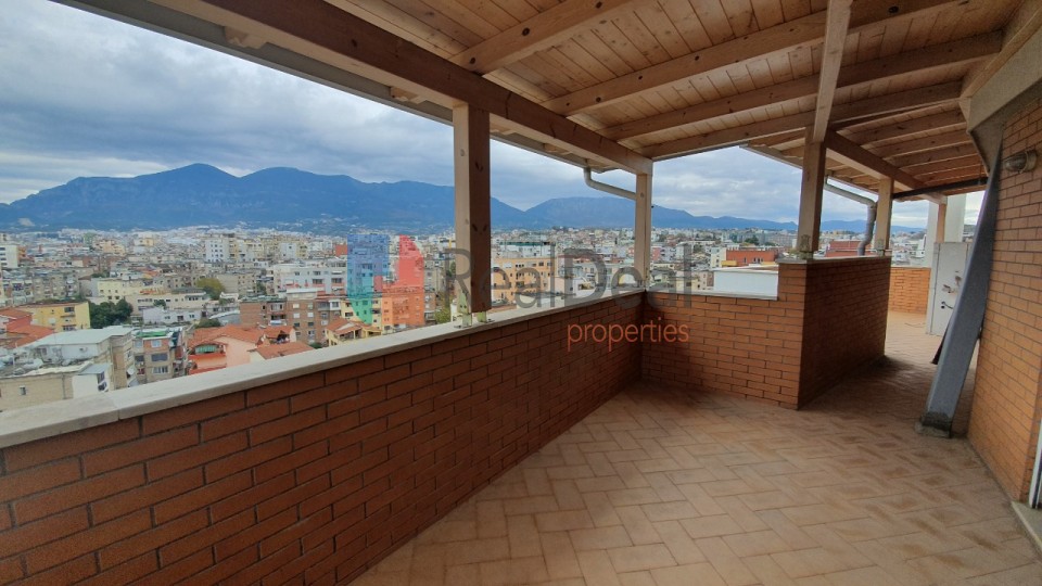 Rruga e Elbasanit, Shitet Penthouse !! - 225m2