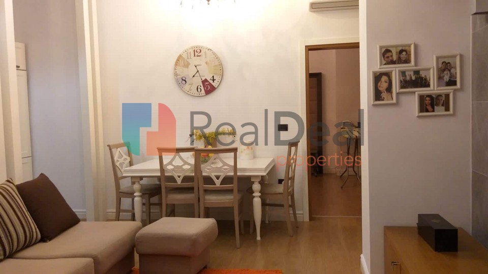 Pran 21 Dhjetorit, Shitet Super Apartament 2+1 me Arredim Modern - 93m2