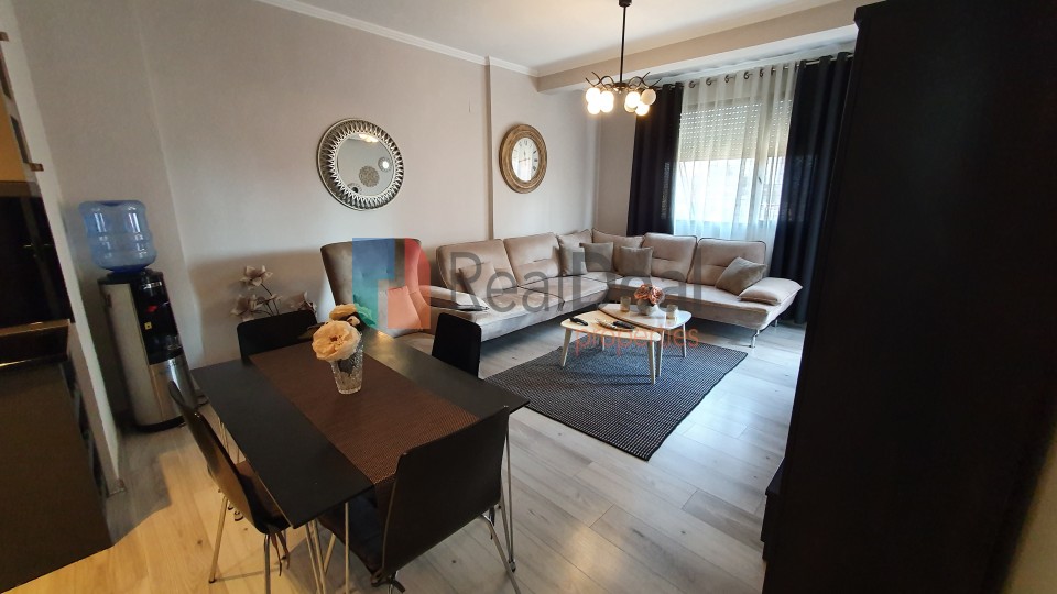 Te Rruga E Kavajes Shitet Apartament 3+1 Me Super Vendndodhje - 122m2