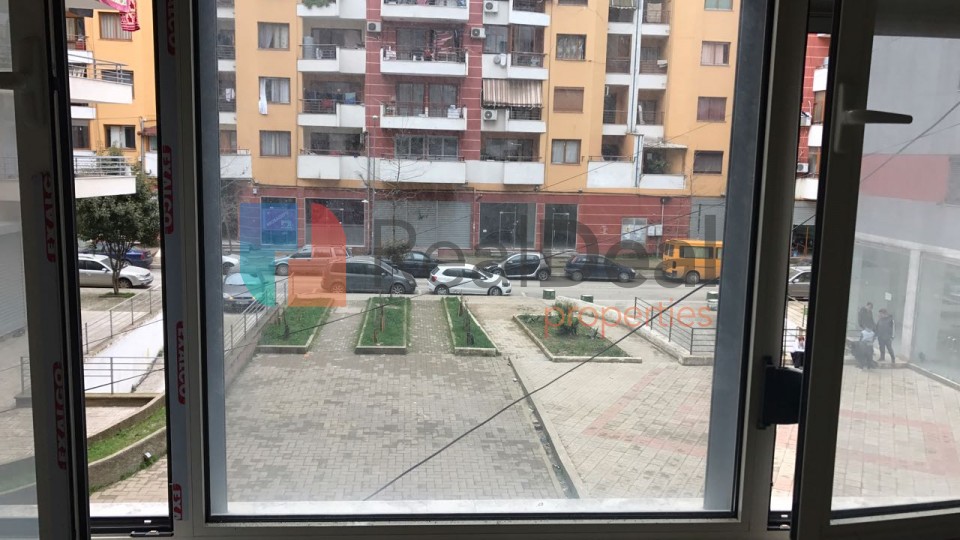 Tek Rruga Demneri, ne Yzberisht, shitet Ambient - 122m2