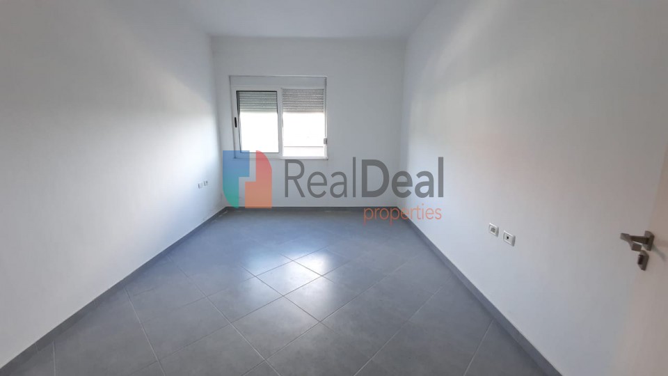 Tek Uzina Autotraktor, Shitet Apartament 1+1 Me Shume Drite!! - 77m2