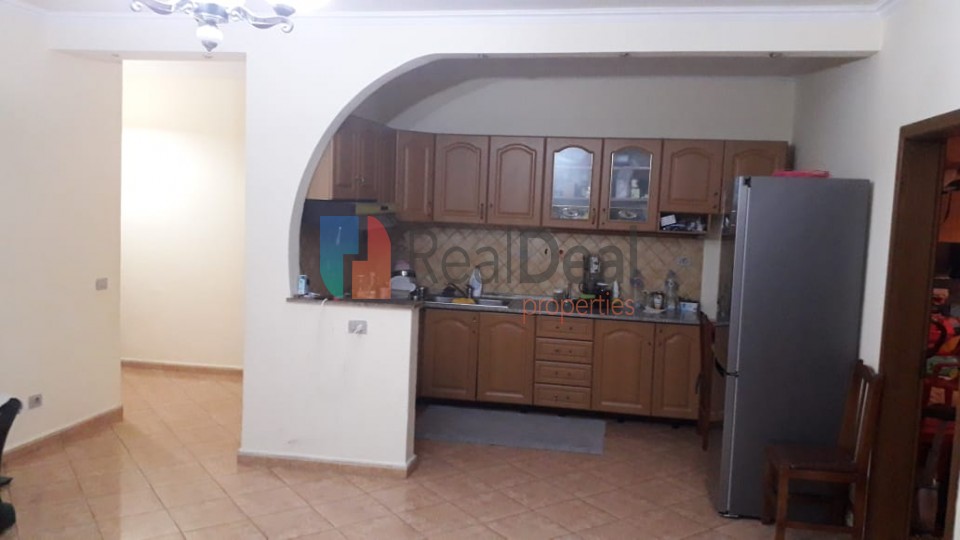 Tek Komuna e Parisit, Shitet Apartament 2+1 Mundesi Ideale Investimi! - 90m2