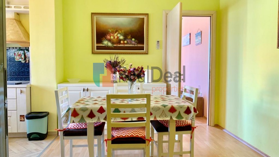 Tek Liqeni i Thate, Shitet Ap. 3+1+2, me Pamje te Mrekullushme - 150m2