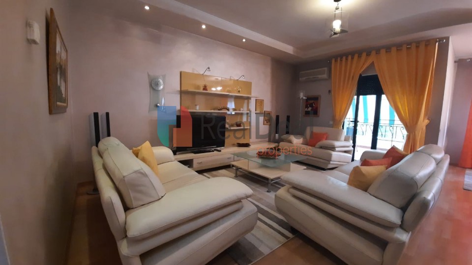 Stadiumi Qemal Stafa, Jepet Me Qira Super Apartament 3+1 Me Super Vendodhje - 156m2