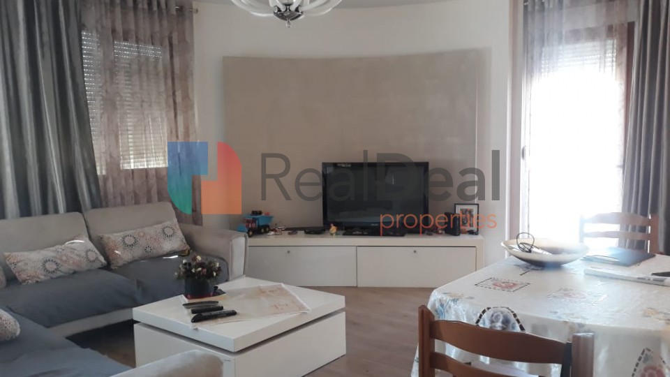 Jepet Apartament 3+1 me Qira prane Gardes - 130m2