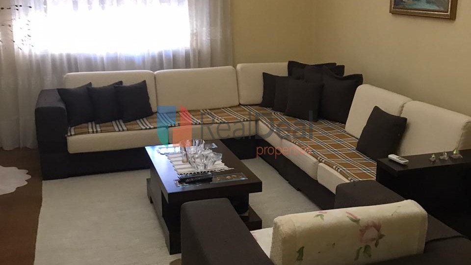 Ne Bllok, Jepet Me Qira Super Apartament 4+1 Per Biznes !!! - 170m2