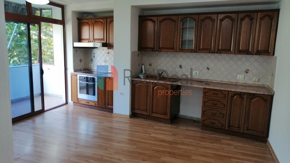 Prane ish Restorant Durresit Jepet me Qira Apartament 4+1 - 150m2