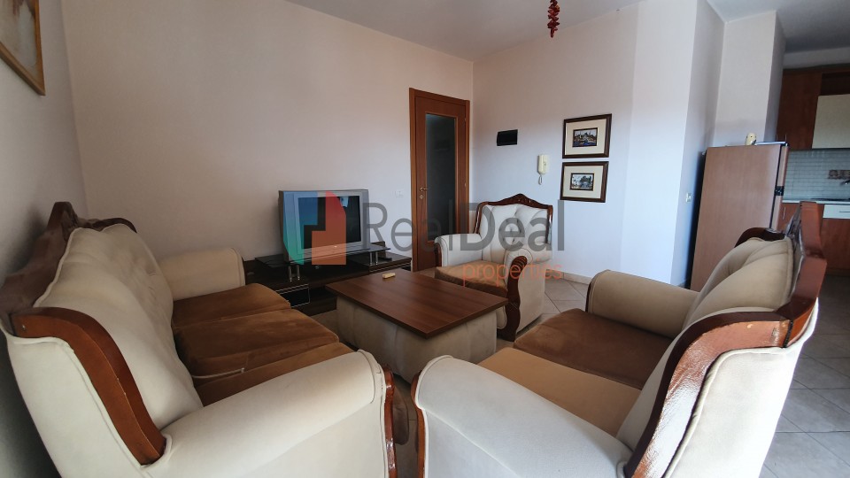 Tek Stadiumi Qemal Stafa, Jepet Me Qira Apartament 1+1 - 75m2