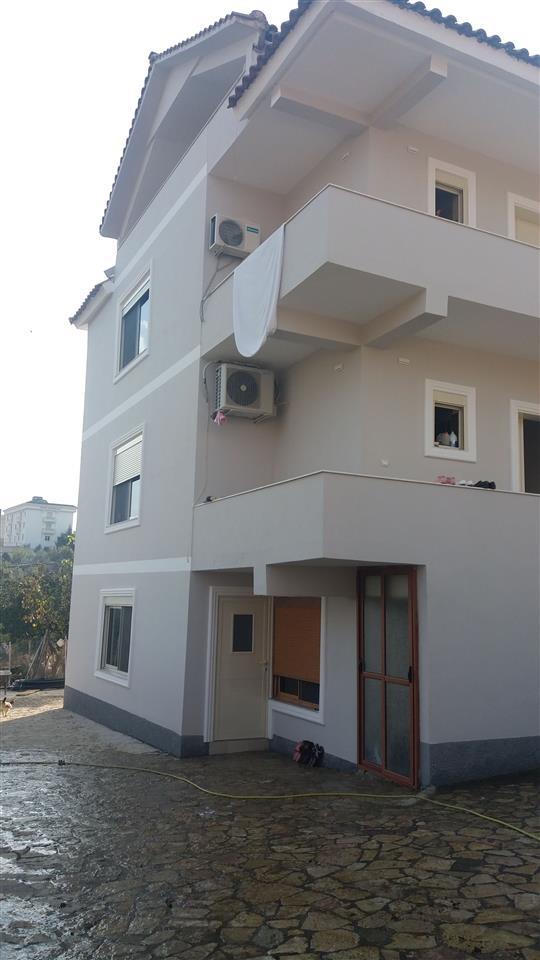 Shitet Vila me 5500m2 Toke