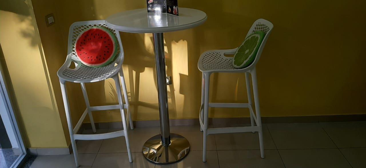 Tavoline e larte me 2 karrige te bardha