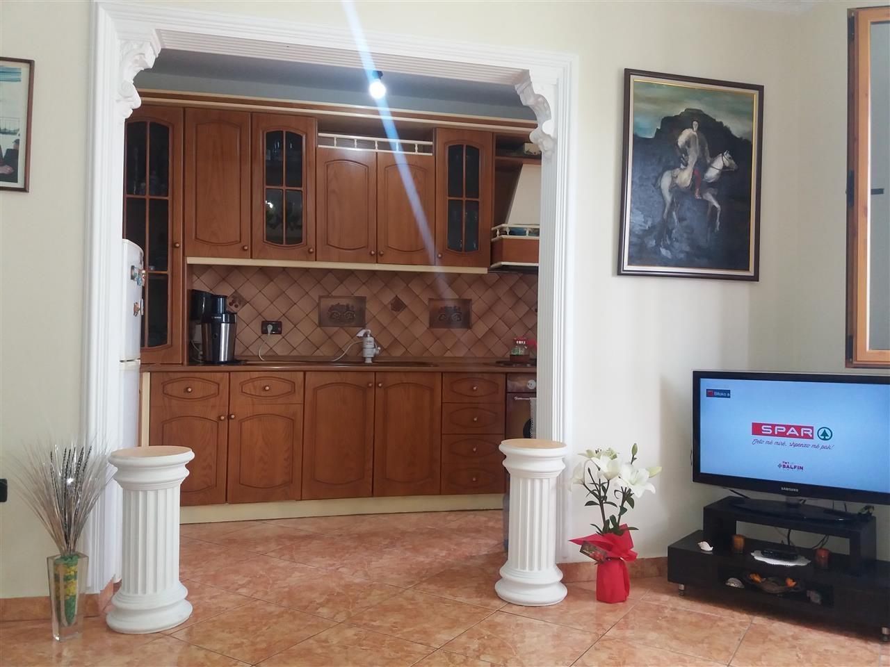 Shitet apartament 2+1