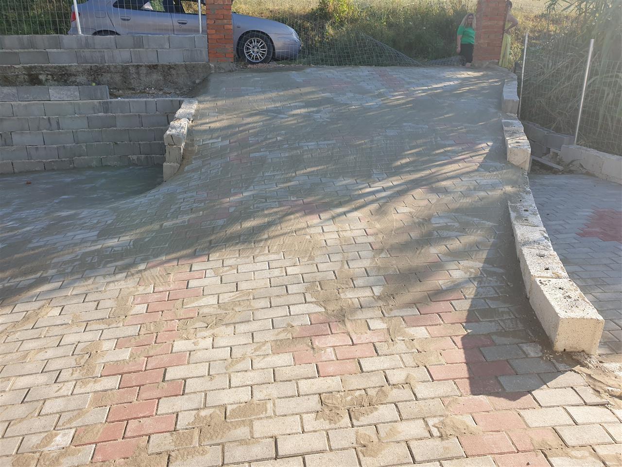 Shitet shtepi tek mali i robit durres