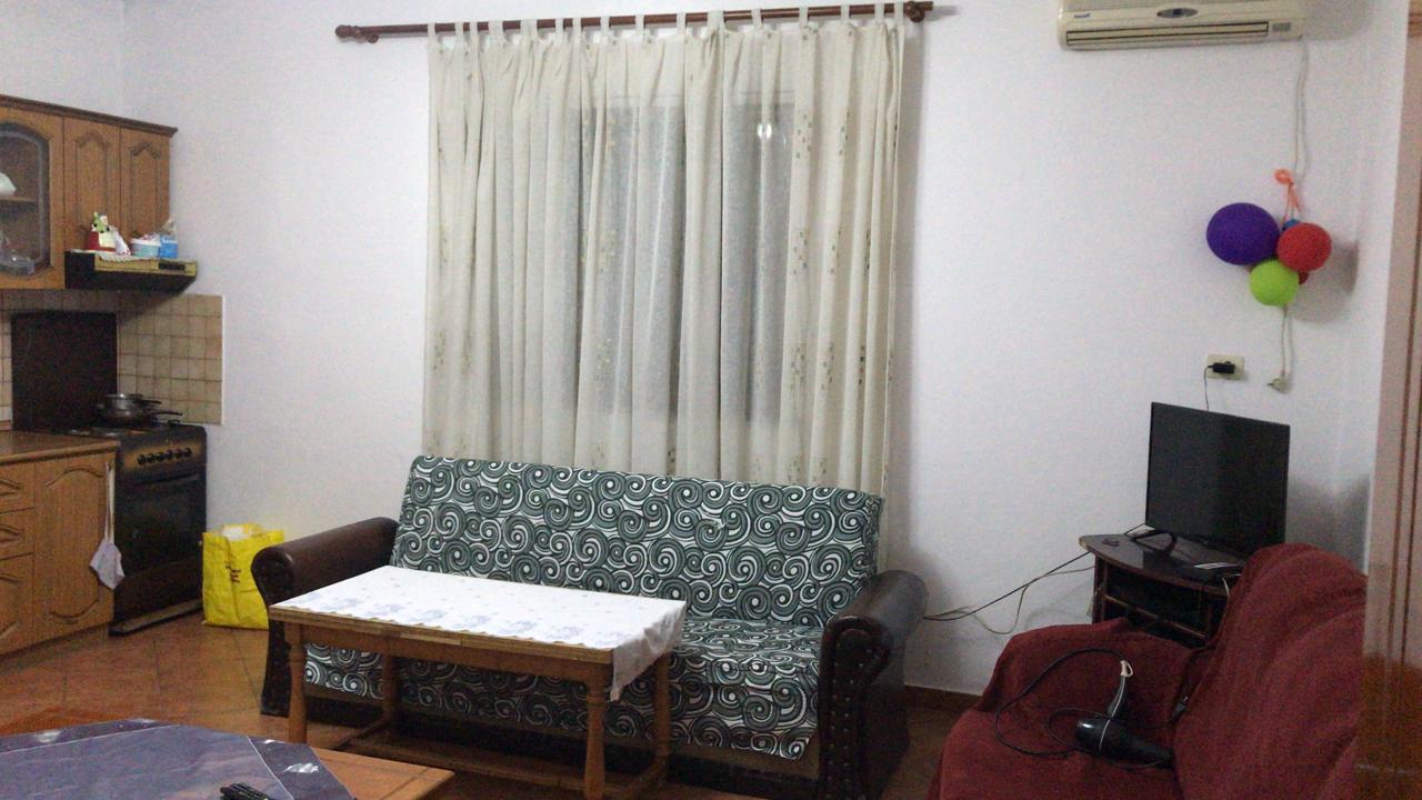 Kerkojme 1 vajze, per  ndarje qeraje.