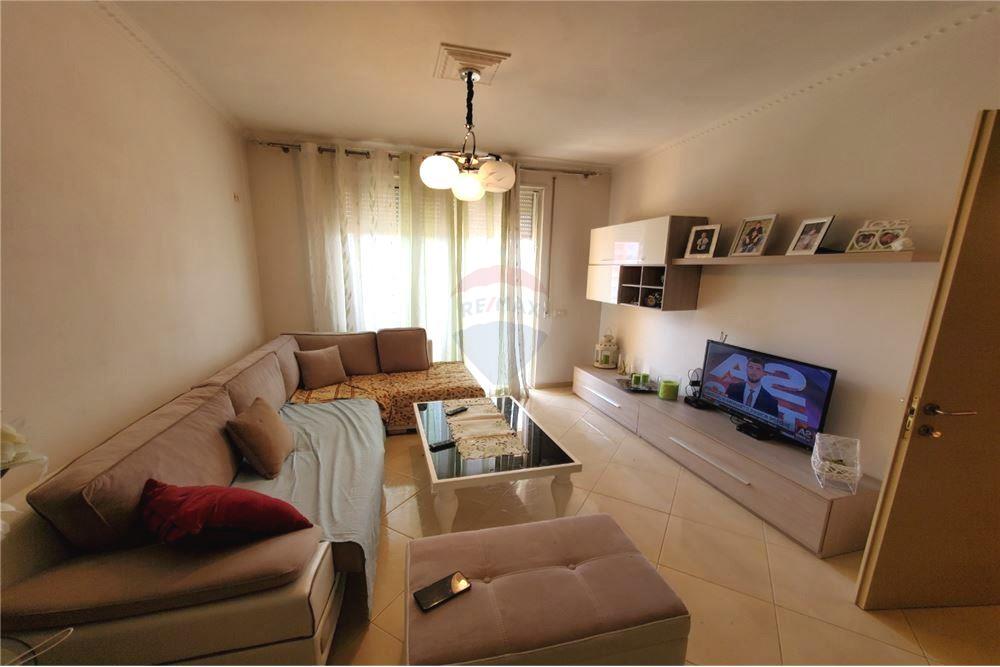 jepet me qera apartament 2+1, Astir