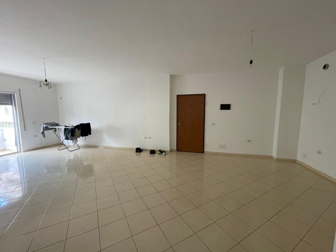 SHES APARTAMENT 3+1 NE ZONEN E FRESKUT