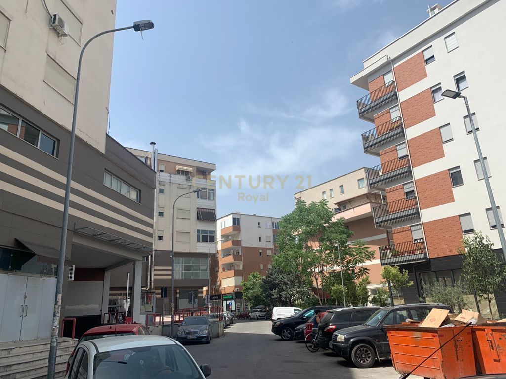 SHITET GARAZH I MBYLLUR TEK KOMUNA E PARISIT