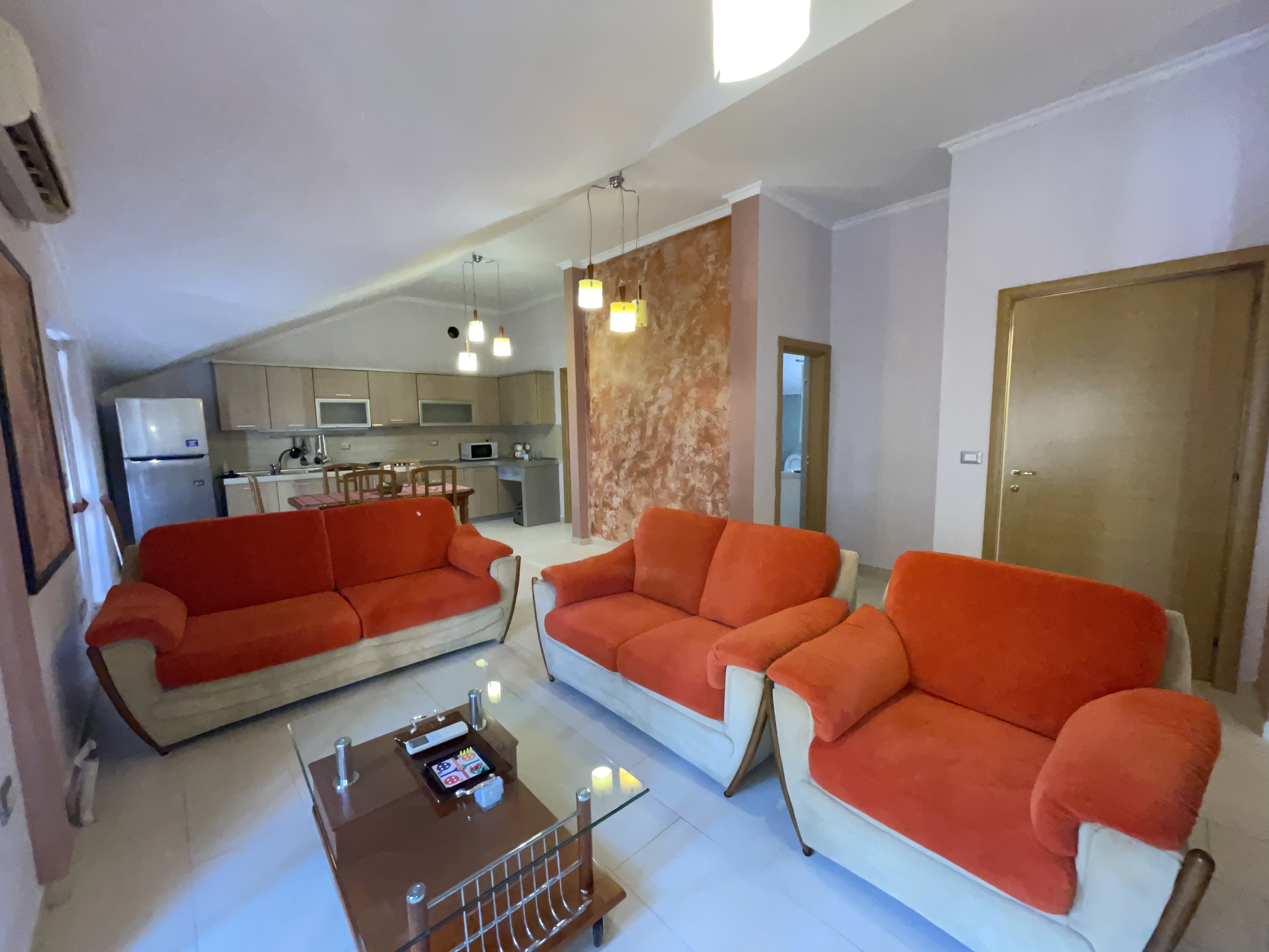 Jepet me QIRA apartament 3+1 afër qendrës “Kristal”, Komuna e Parisit