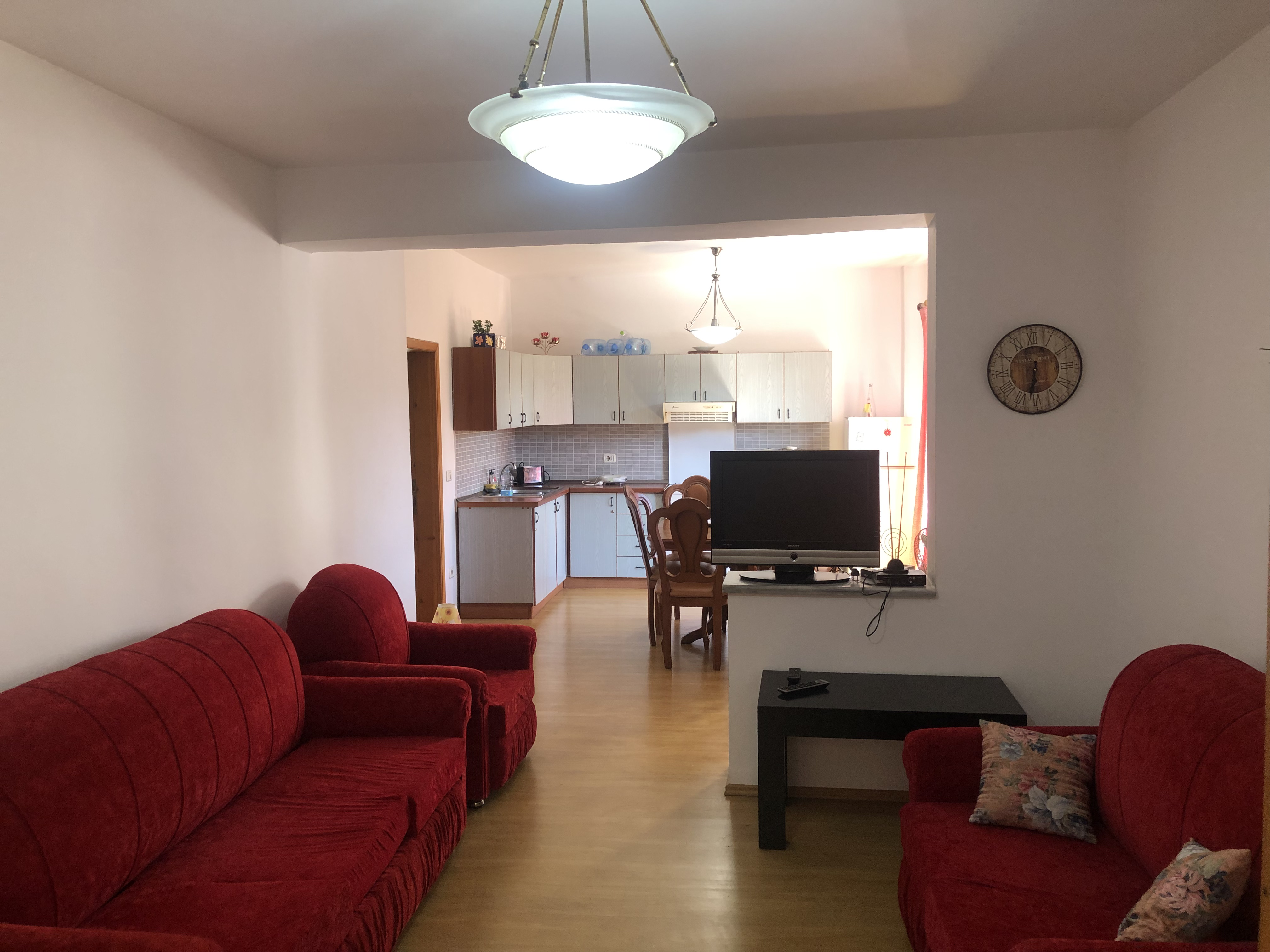 JEPET ME QIRA APARTAMENT/ZYRE 4+1+2- RRUGE KRYESORE - PRANE LIBRIT UNIVERSITAR, BLLOK - 500 eur